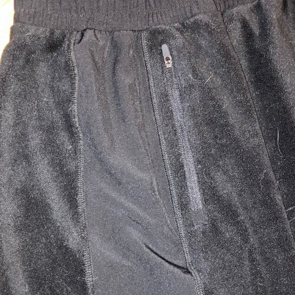 Stay warm this winter with these cozy joggers! - Picture 3 of 5